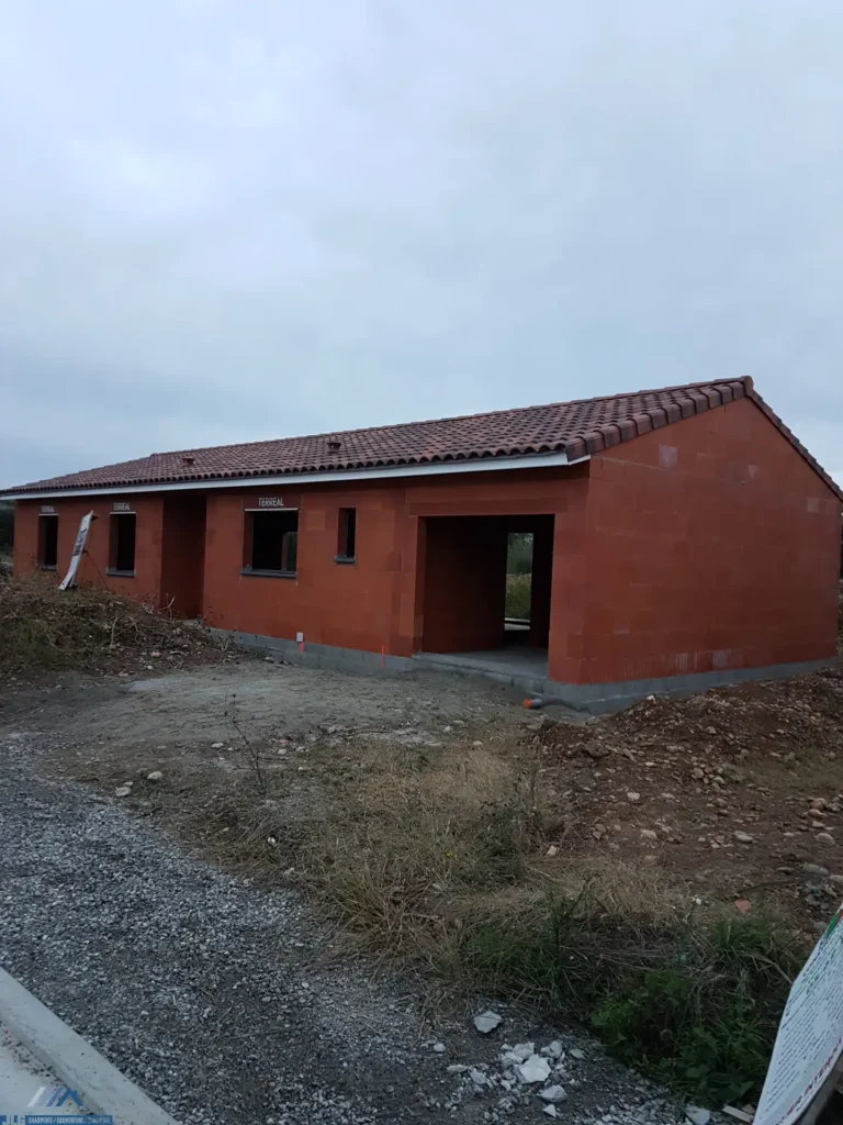 Artisan charpentier couvreur maison neuve toit tuiles