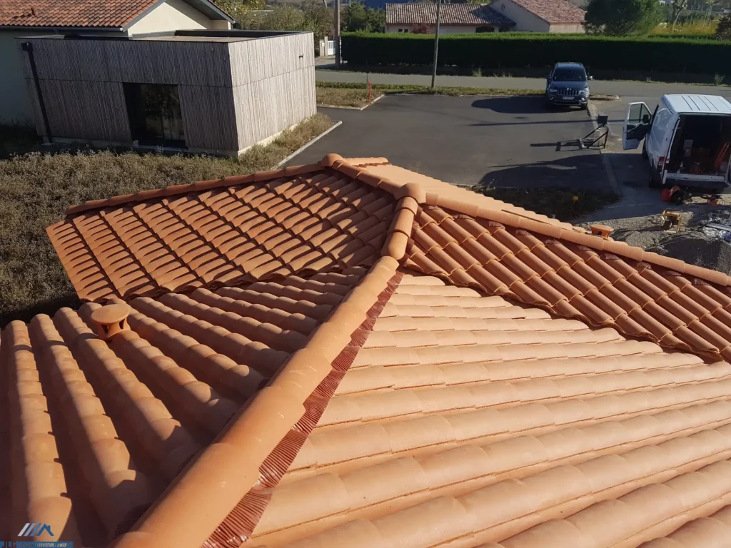 Artisan charpentier couvreur toit complexe