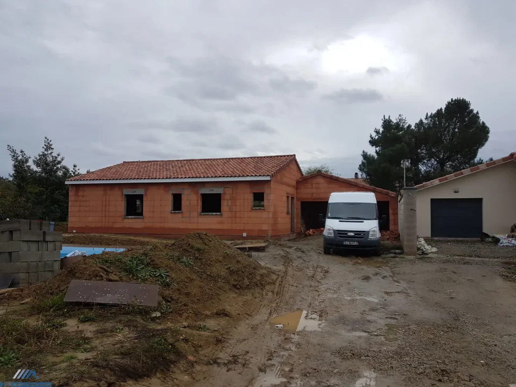 Artisan charpentier couvreur couverture toit maison neuve chantier