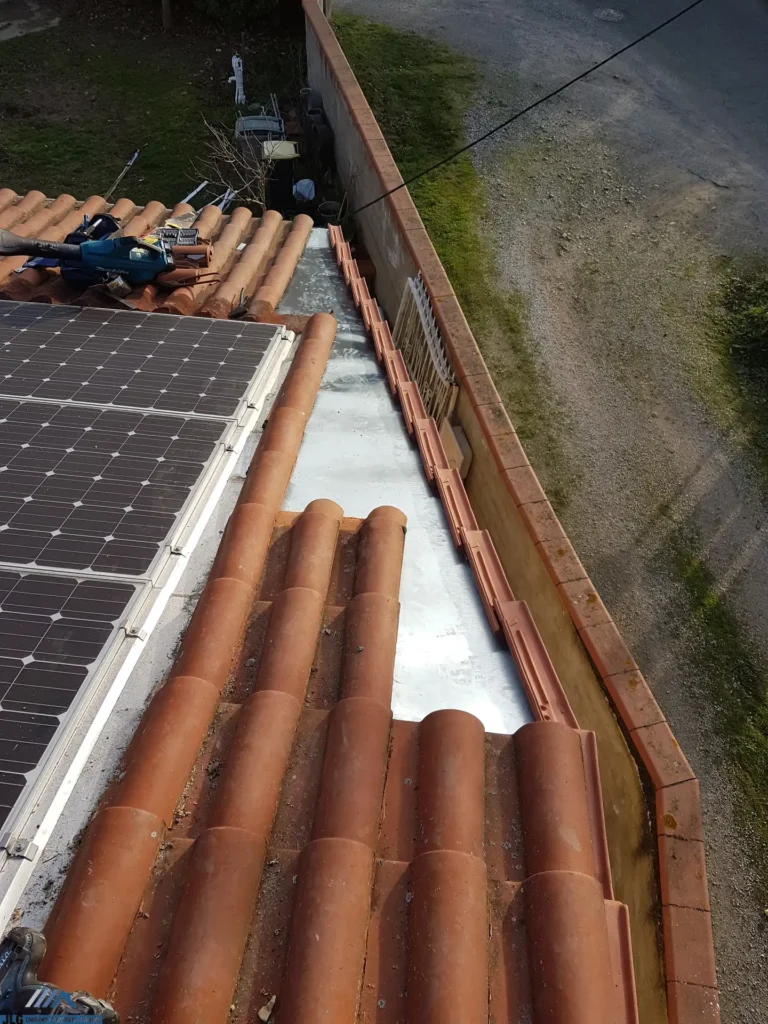Artisan charpentier couvreur couverture toit avec panneaux solaires