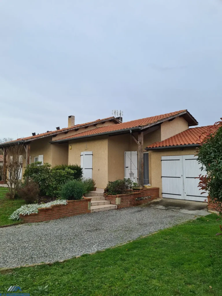 Artisan charpentier couvreur couverture toit triple maison
