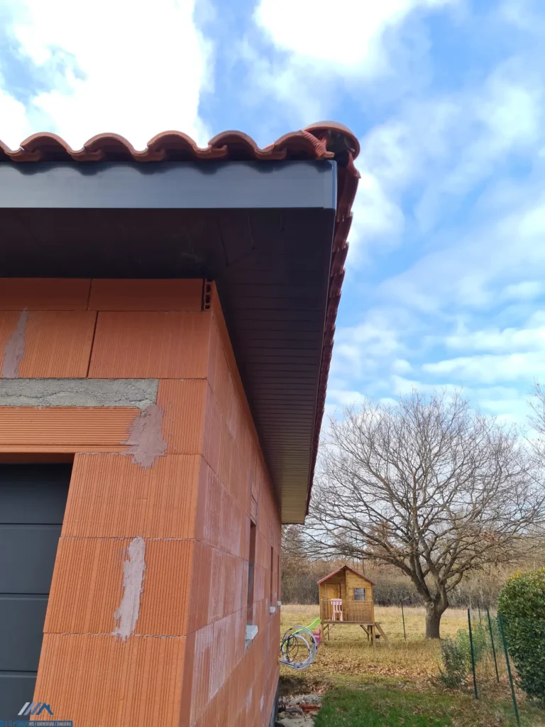 Artisan charpentier couvreur débord de toiture angle