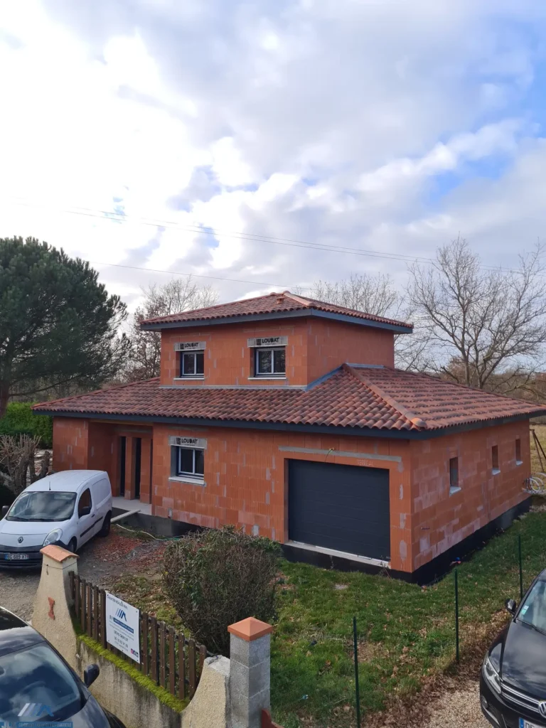 Artisan charpentier couvreur couverture maison neuve avec double toit