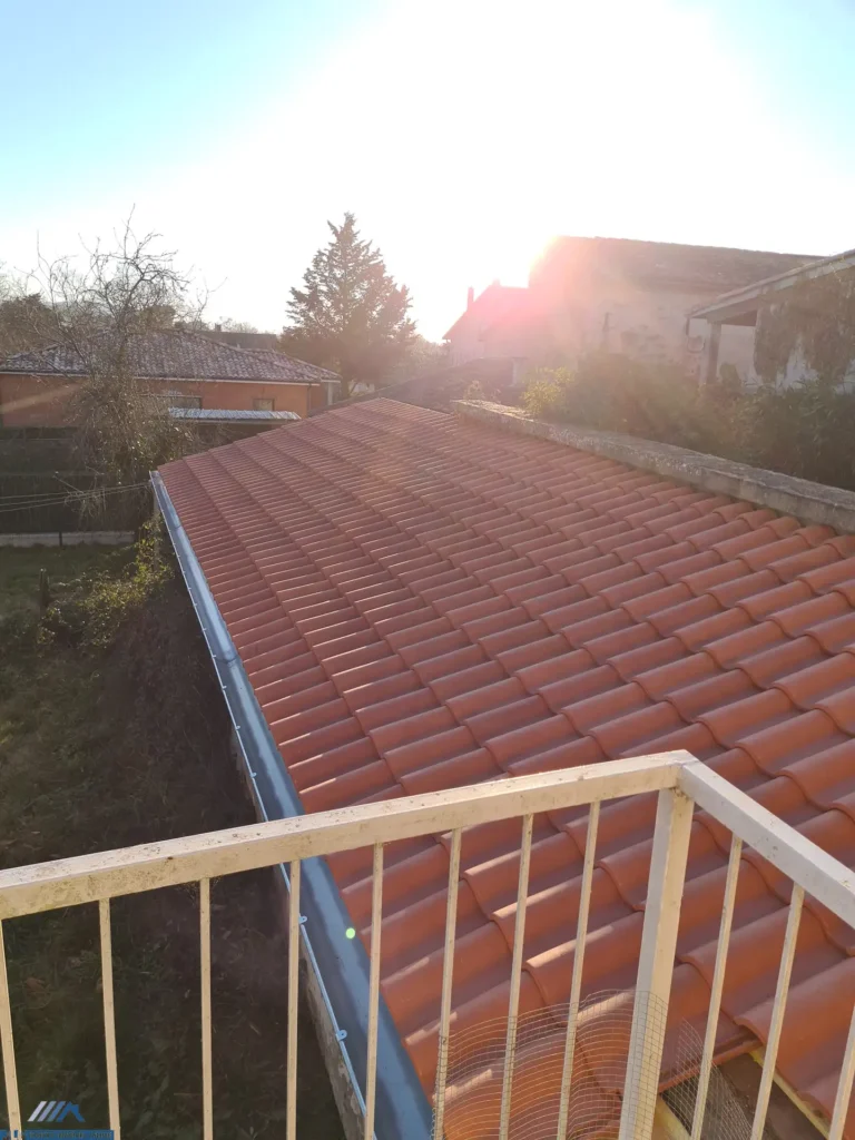 Artisan charpentier couvreur couverture toit neuve vue de loin