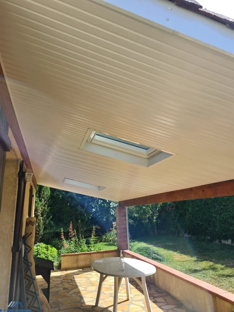 Artisan charpentier couvreur joli débord de toiture terrasse avec velux