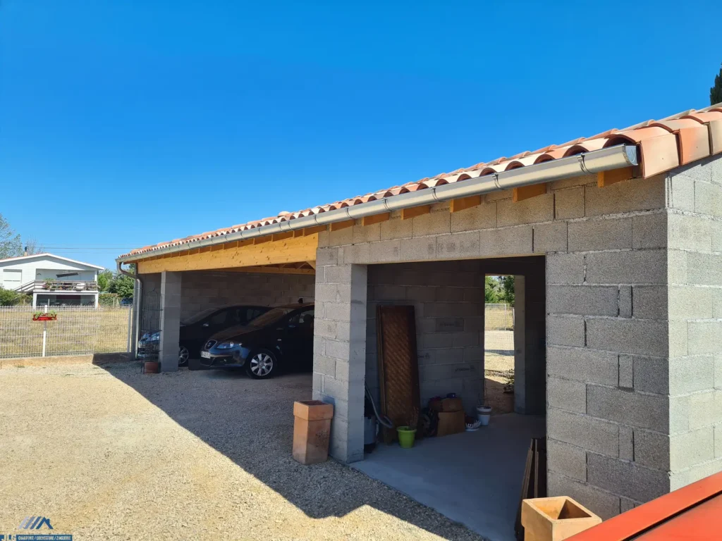 Artisan charpentier couvreur couverture toit sur abris voiture