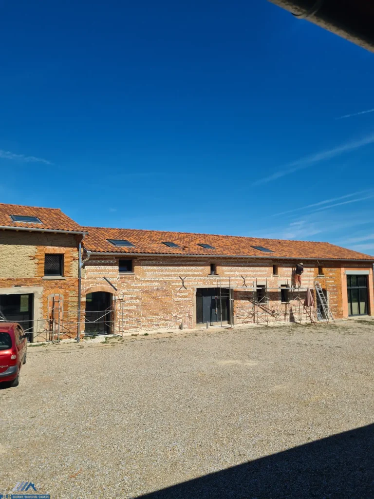 Artisan charpentier couvreur joli maison couverture toit