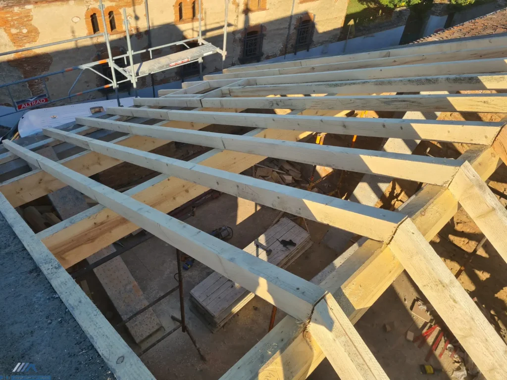 Artisan charpentier couvreur préparation avant les tuiles vue de haut