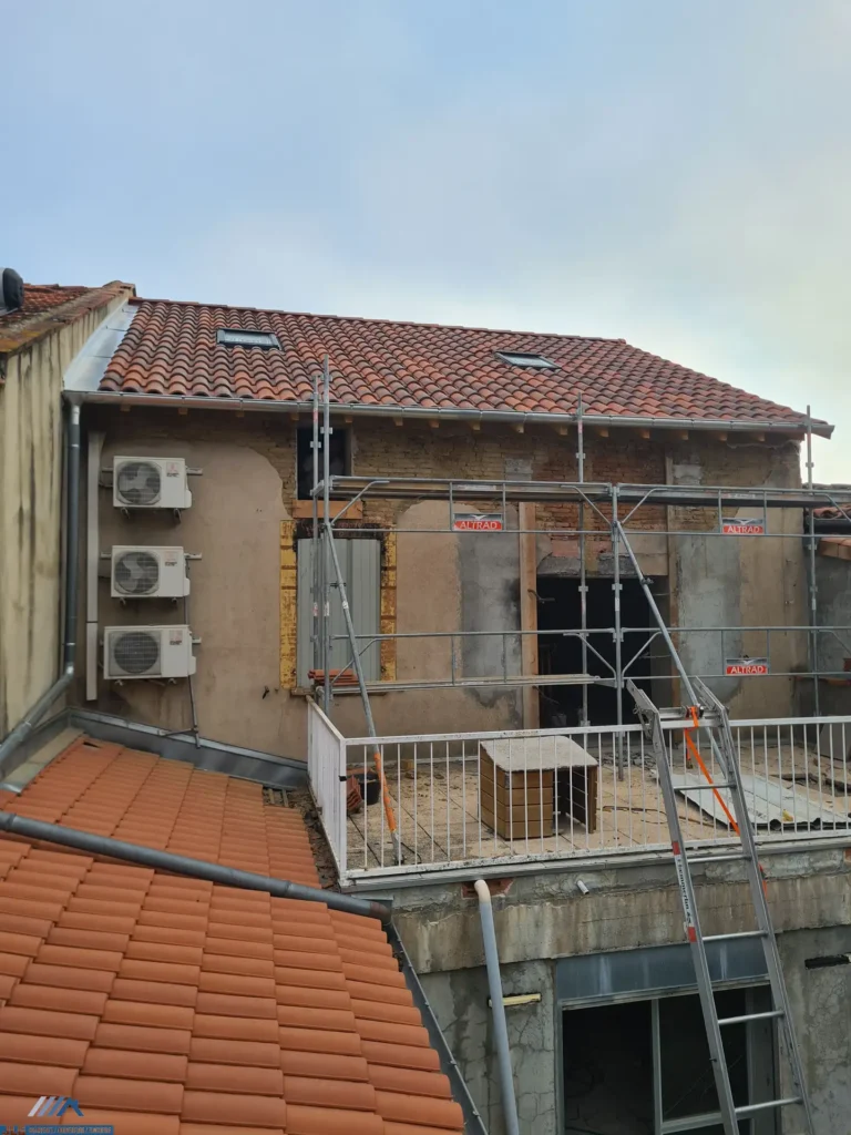 Artisan charpentier couvreur chantier couverture toit