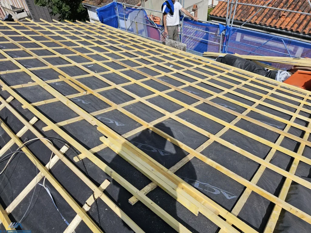 Artisan charpentier couvreur couverture toit avant les tuiles