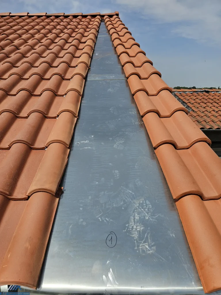 Artisan charpentier couvreur couverture toit avec raccord en zinc de face