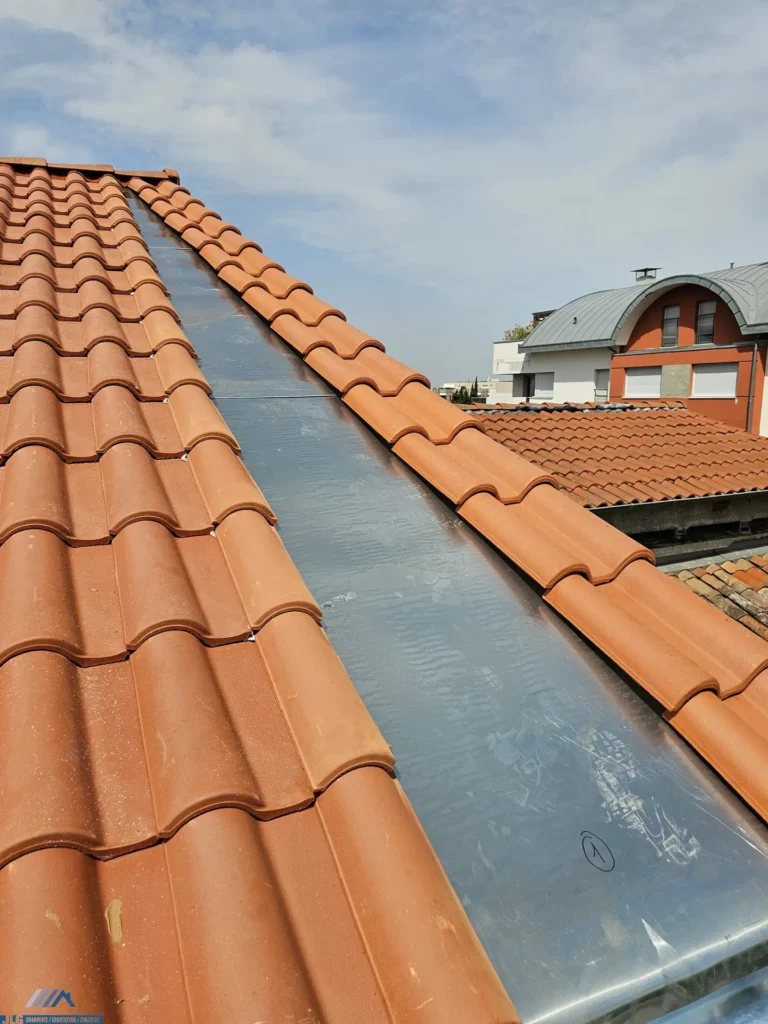 Artisan charpentier couvreur couverture toit avec raccord en zinc